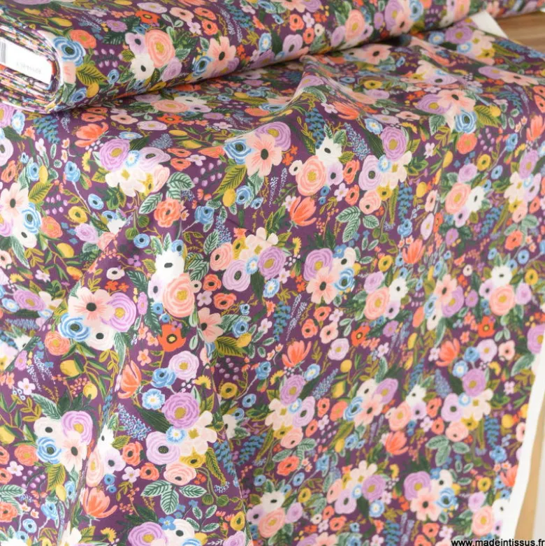 Tissu Rifle Paper Orchard motif fleurs fond bordeaux - Collection Garden Party
