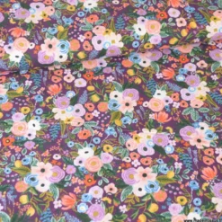 Tissu Rifle Paper Orchard motif fleurs fond bordeaux - Collection Garden Party