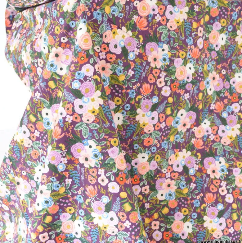Tissu Rifle Paper Orchard motif fleurs fond bordeaux - Collection Garden Party