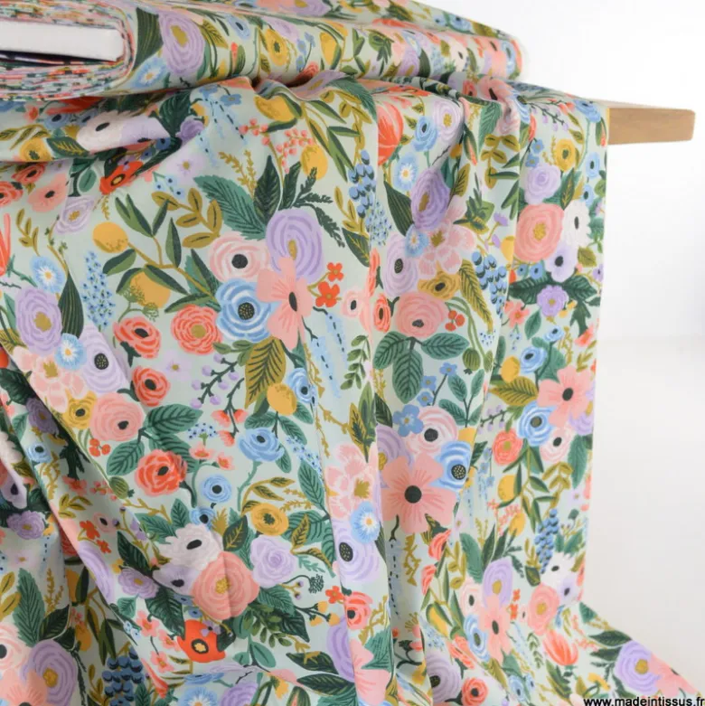 Tissu Rifle Paper Orchard motif petites fleurs fond menthe - Collection Garden Party