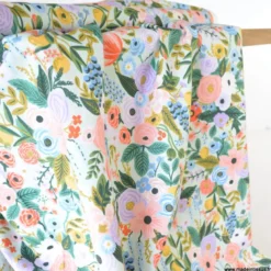 Tissu Rifle Paper Orchard motif petites fleurs fond menthe - Collection Garden Party