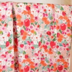 Tissu Satin de viscose fleuri fond rose poudré