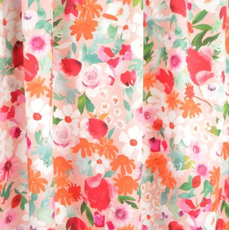 Tissu Satin de viscose fleuri fond rose poudré
