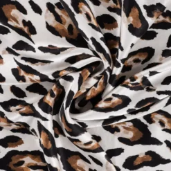 Tissu satin de viscose motif Léopard fond blanc cassé