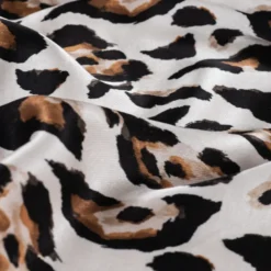Tissu satin de viscose motif Léopard fond blanc cassé