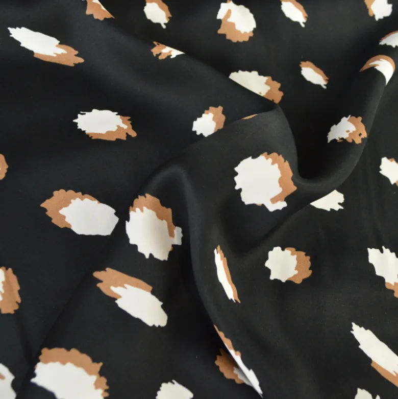 Tissu Satin de viscose motif leopard camel fond Noir