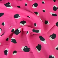 Tissu Satin de viscose motif leopard fond fuchsia