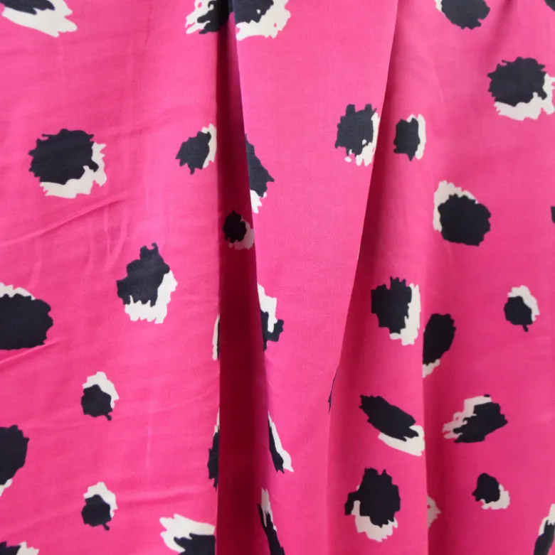 Tissu Satin de viscose motif leopard fond fuchsia