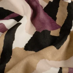 Tissu Satin peau de pêche motif abstrait - Noir et aubergine