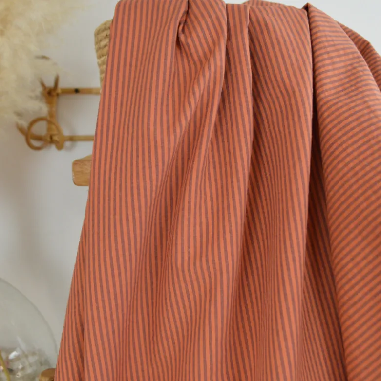 Tissu seersucker à rayures fines - Caramel et Aubergine