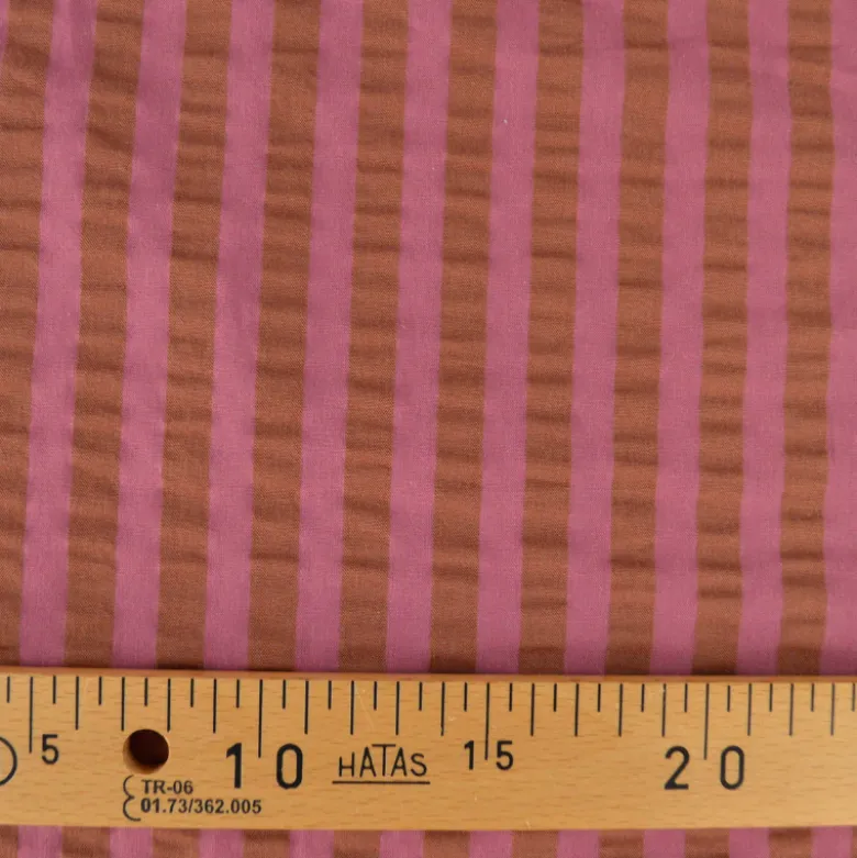 Tissu seersucker à rayures Tom - Bois de rose et Toffee