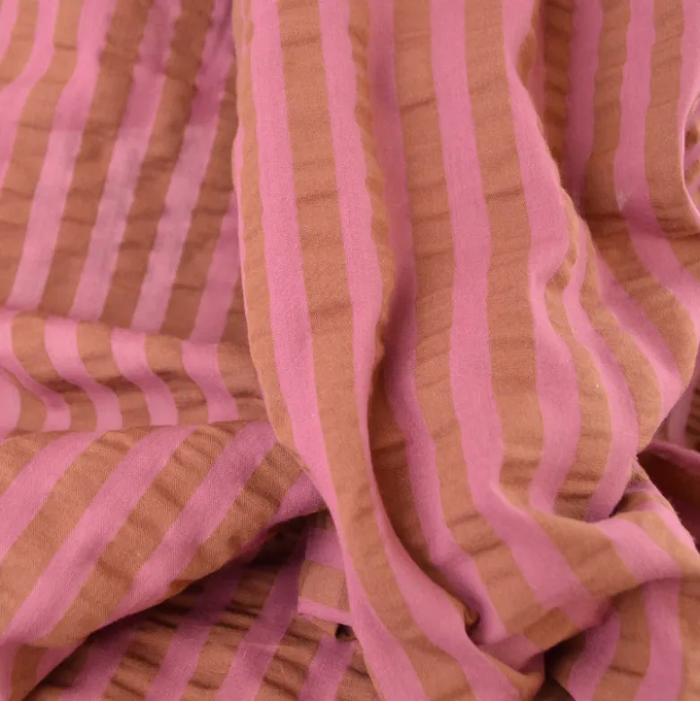 Tissu seersucker à rayures Tom - Bois de rose et Toffee