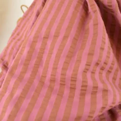 Tissu seersucker à rayures Tom - Bois de rose et Toffee