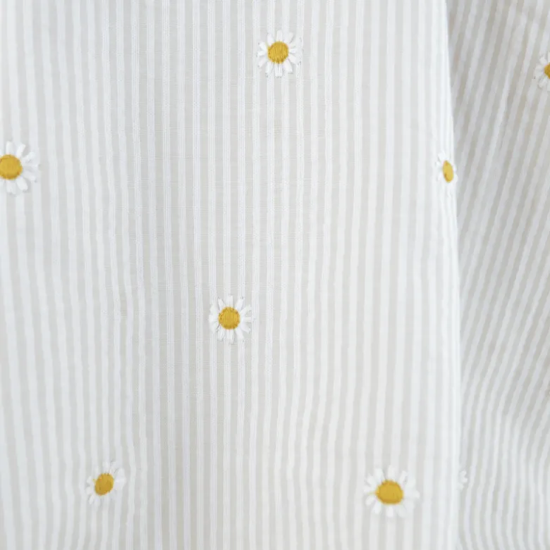 Tissu Seersucker Sable Rayures Fines Brodé Marguerites – Coton Léger Été