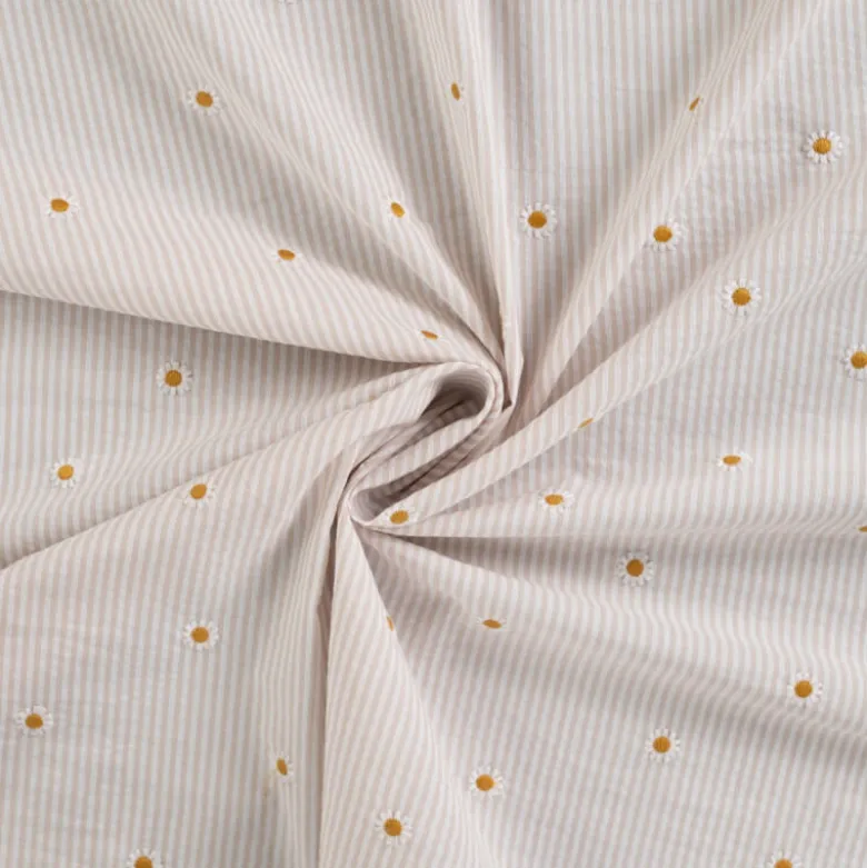 Tissu Seersucker Sable Rayures Fines Brodé Marguerites – Coton Léger Été