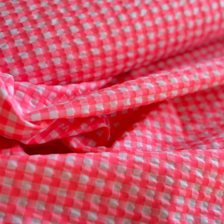 Tissu seersucker Vichy petits carreaux rose fluo