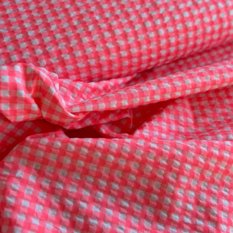 Tissu seersucker Vichy petits carreaux rose fluo