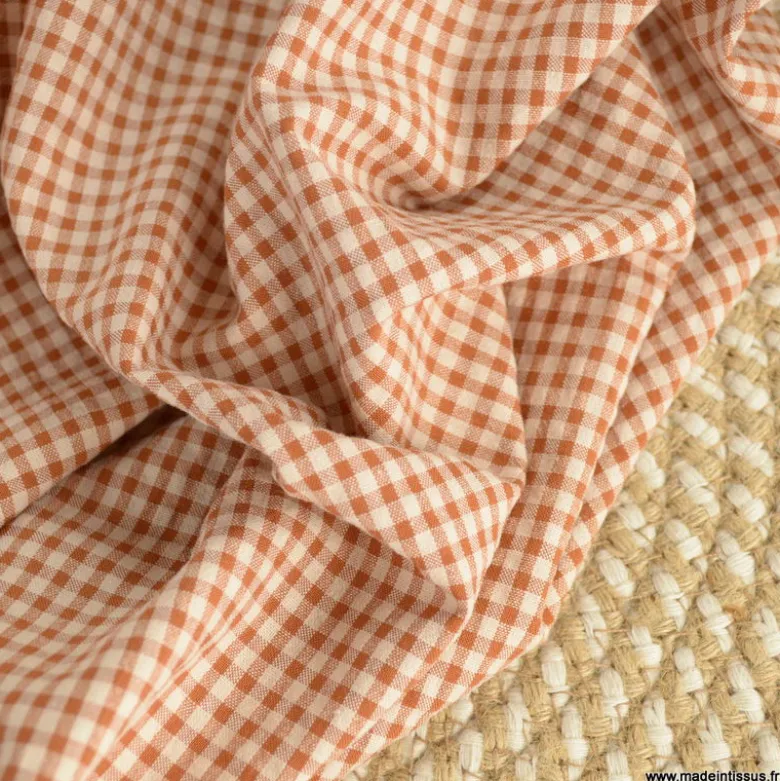 Tissu seersucker Vichy petits carreaux caramel et écru