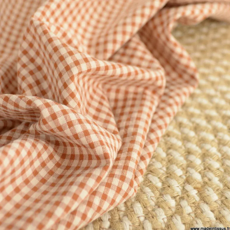 Tissu seersucker Vichy petits carreaux caramel et écru