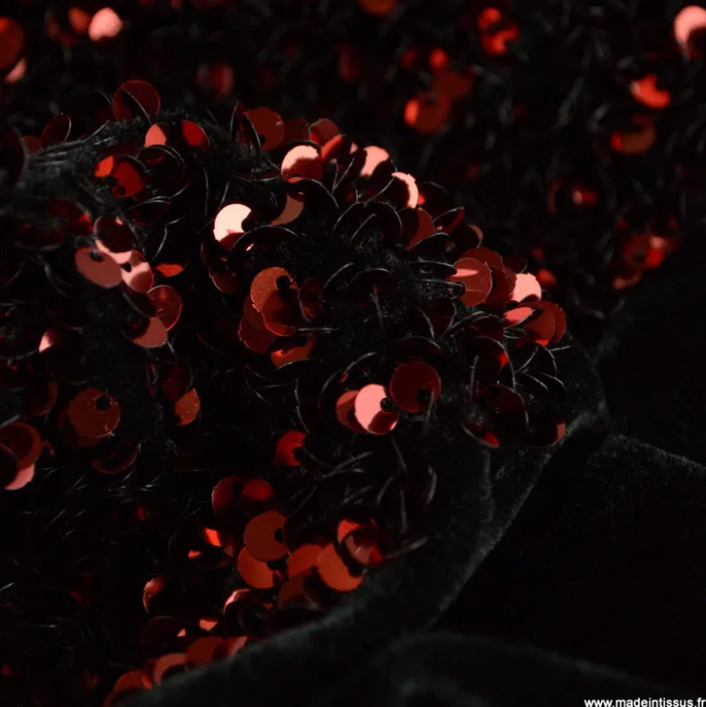 Tissu Sequin Rouge sur velours noir
