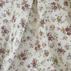 Tissu sergé fin de coton fleurs prunes fond blanc cassé