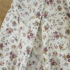 Tissu sergé fin de coton fleurs prunes fond blanc cassé