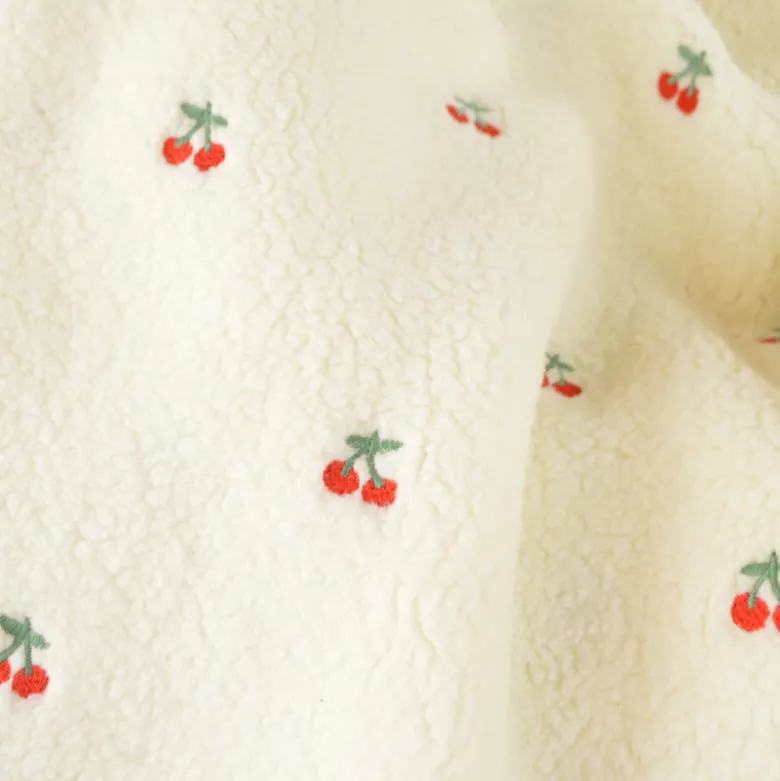 Tissu Sherpa brodée motif cerises fond écru