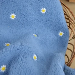 Tissu Sherpa Camilla brodée fleurs fond bleu - OEKO TEX