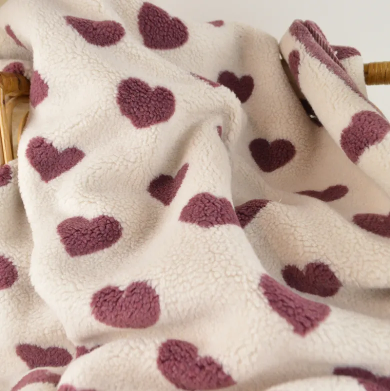 Tissu Sherpa lourde motif coeurs vieux rose fond écru - OEKO TEX