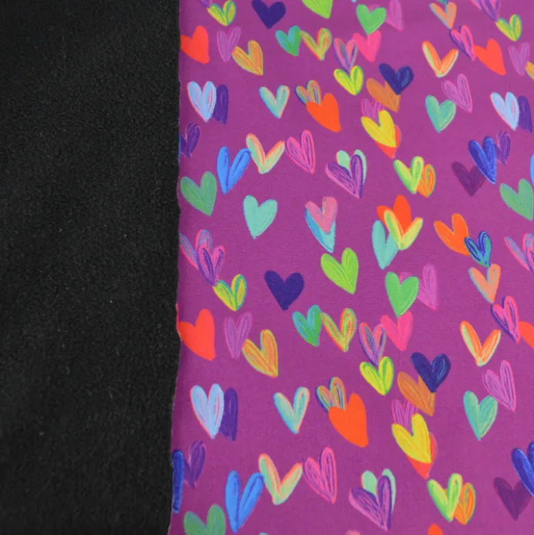 Tissu softshell motif cœurs multicolores fond violet rose
