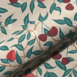 Tissu toile aspect lin – Motif fraises & feuillage