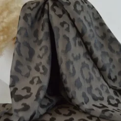 Tissu viscose jacquard motif léopard chocolat