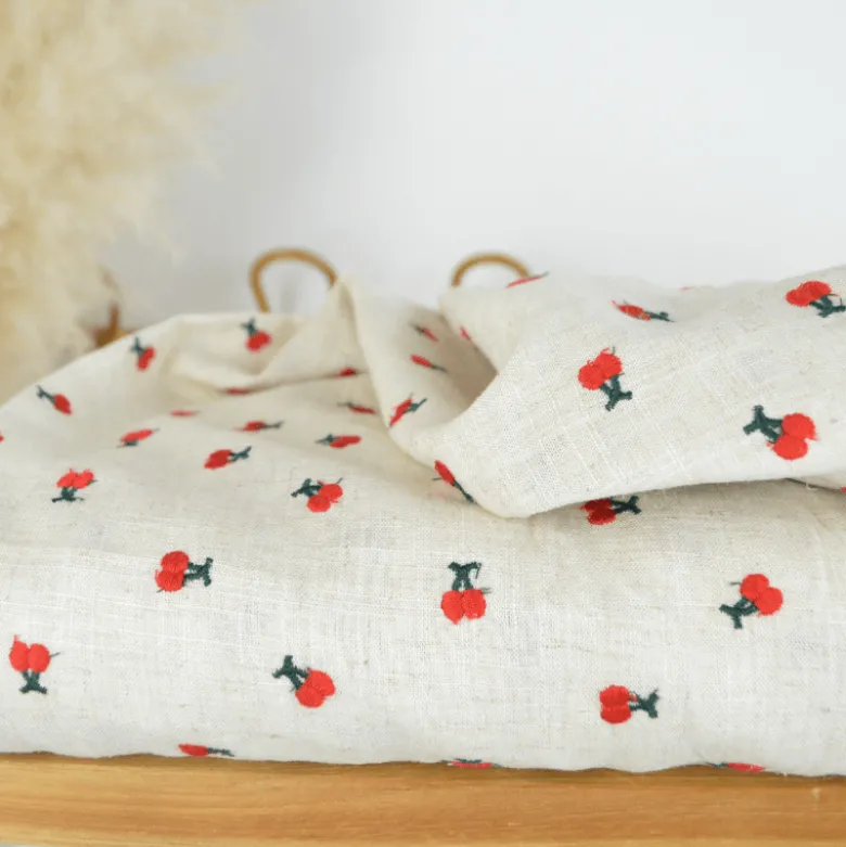 Tissu viscose lin brodé cerises rouges - fond sable