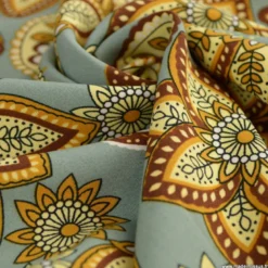 Tissu Viscose motif fleurs cachemire fond Gris