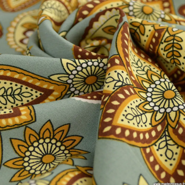 Tissu Viscose motif fleurs cachemire fond Gris