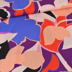 Tissu viscose motif floral XXL violet, rouge, pêche et bleu – fond clair