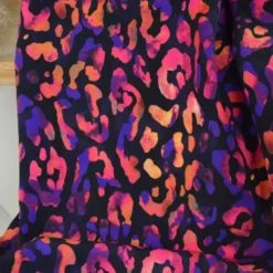Tissu viscose motif léopard rose orange fond noir