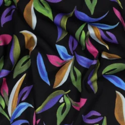 Tissu viscose stretch motif feuillage bleu vert fond noir