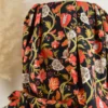 Tissu viscose stretch motif fleurs rouges fond noir