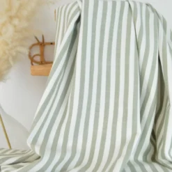 Tissu viscose tissé teinte à rayures fines vert sauge
