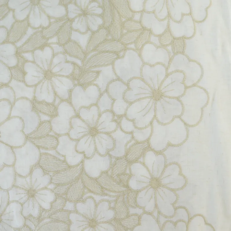 Tissu voile de coton brodé beige motif fleurs fond sable