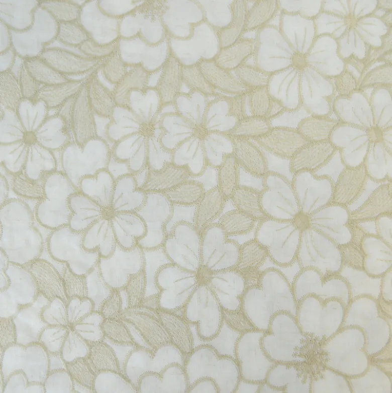 Tissu voile de coton brodé beige motif fleurs fond sable