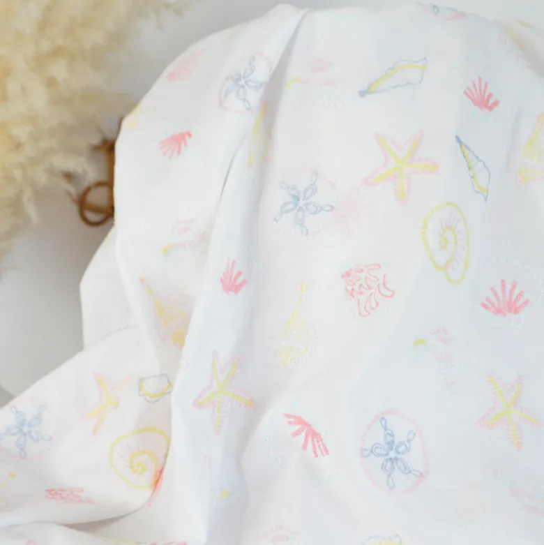 Tissu voile de coton brodé Coquillages fond blanc