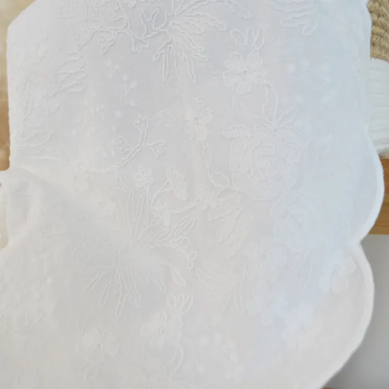 Tissu voile de coton brodé et festonné - Blanc