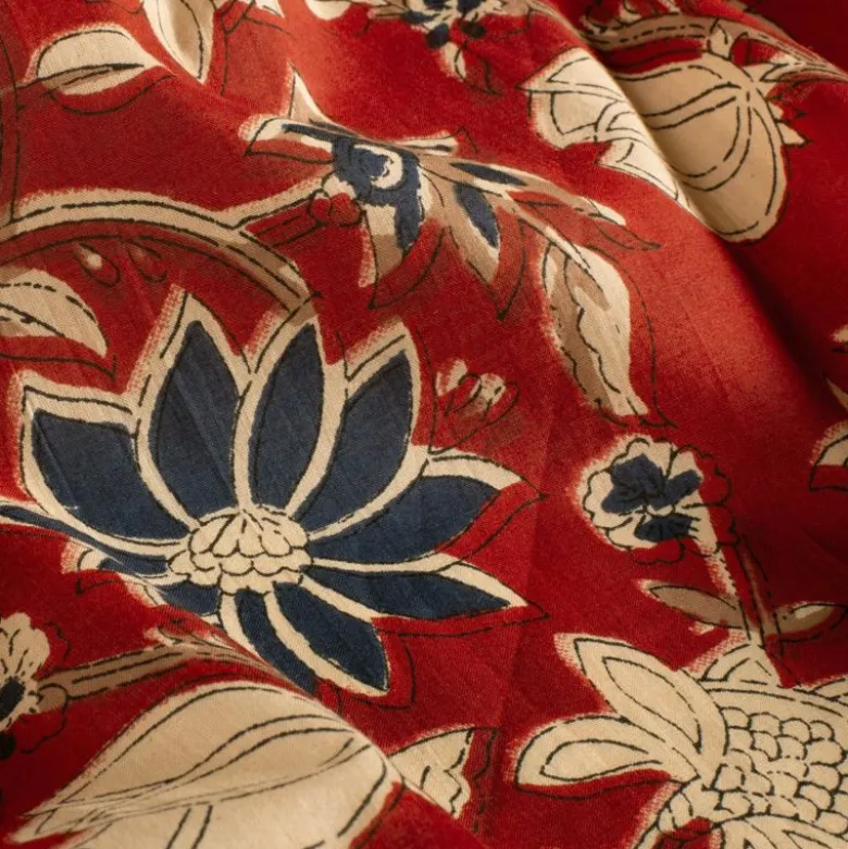 Tissu voile de coton indien Chandra Bagh – fond rouge & fleurs indigo