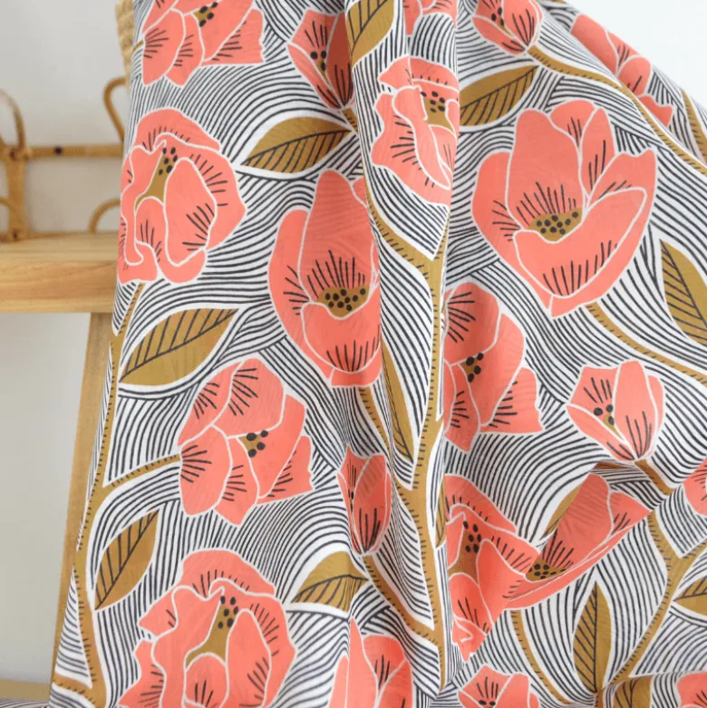 Tissu voile de coton motif fleurs corail et ocre fond rayé