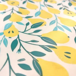 Toile cirée motif poires jaunes fond blanc cassé