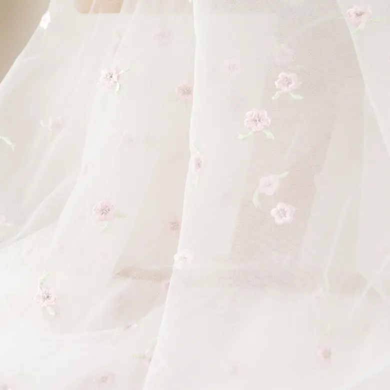 Tulle brodé blanc brodé de fleurs roses