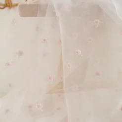 Tulle brodé blanc brodé de fleurs roses