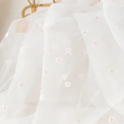 Tulle brodé blanc brodé de fleurs roses
